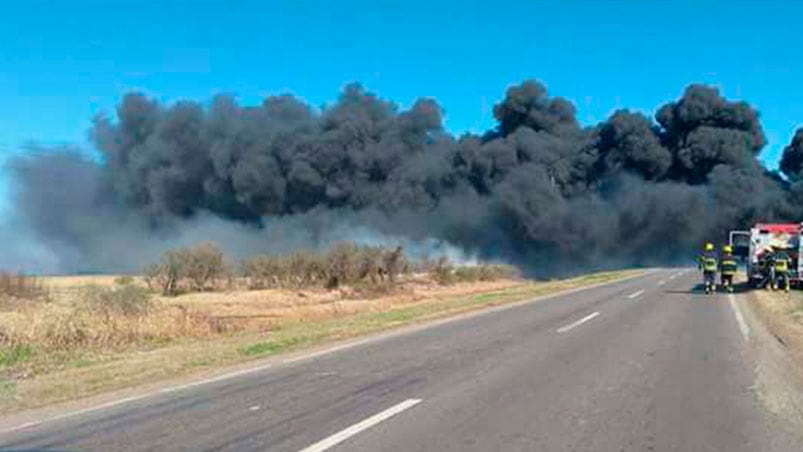 Grave incendio en el ingreso sur a Las Varillas.