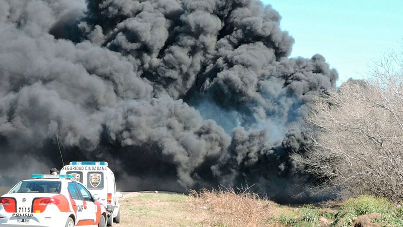 Grave incendio en el ingreso sur a Las Varillas.