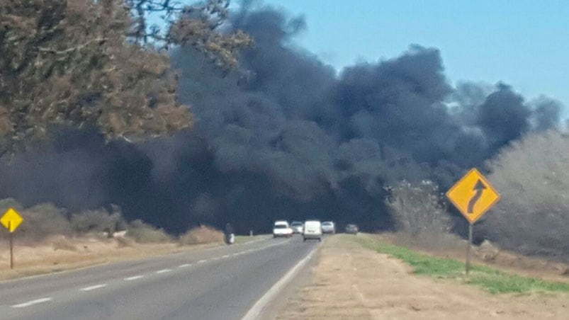 Grave incendio en el ingreso sur a Las Varillas.