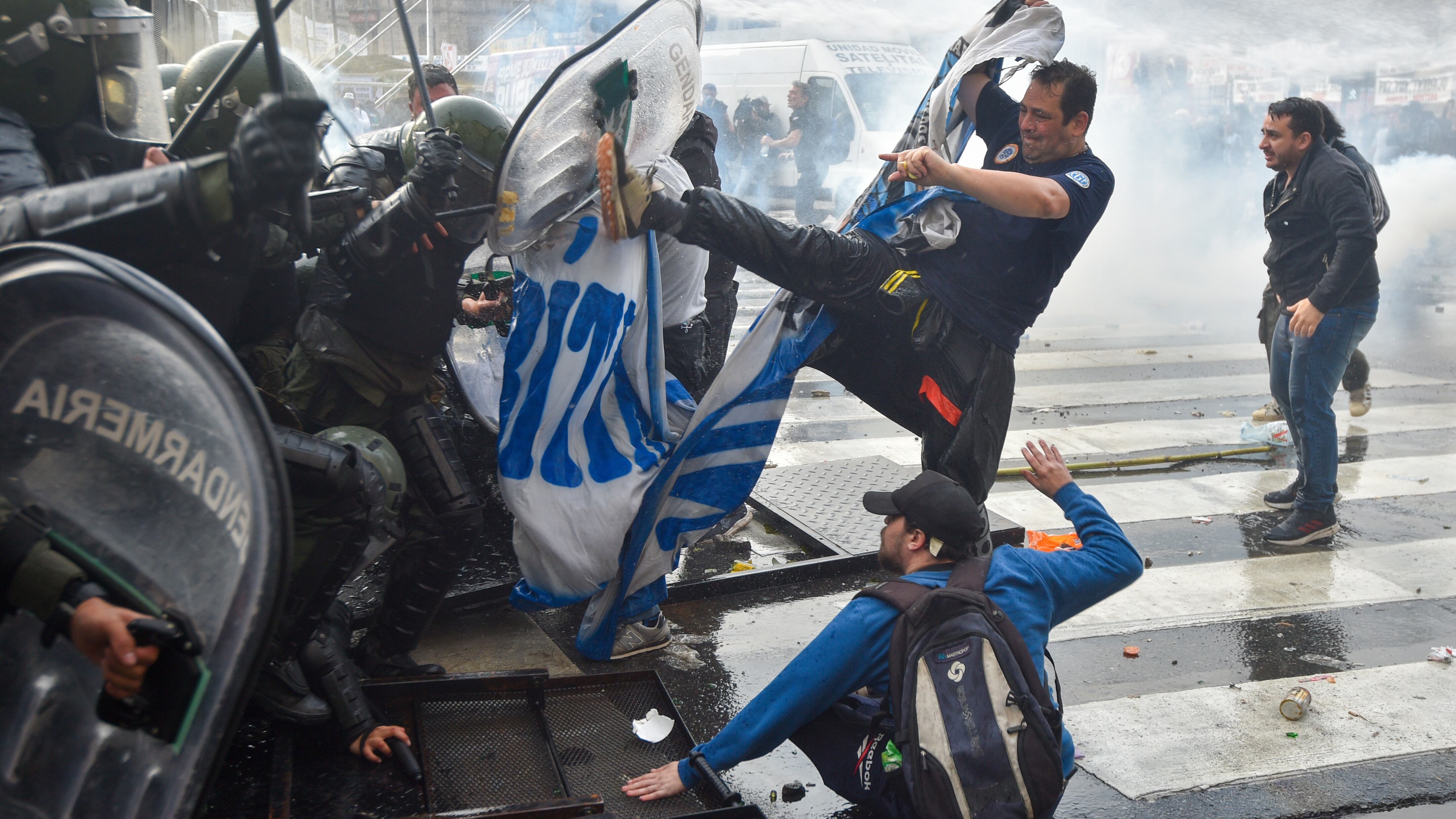 Gravísimos incidentes con manifestantes en la zona del Congreso. (AP Foto/Gustavo Garello)