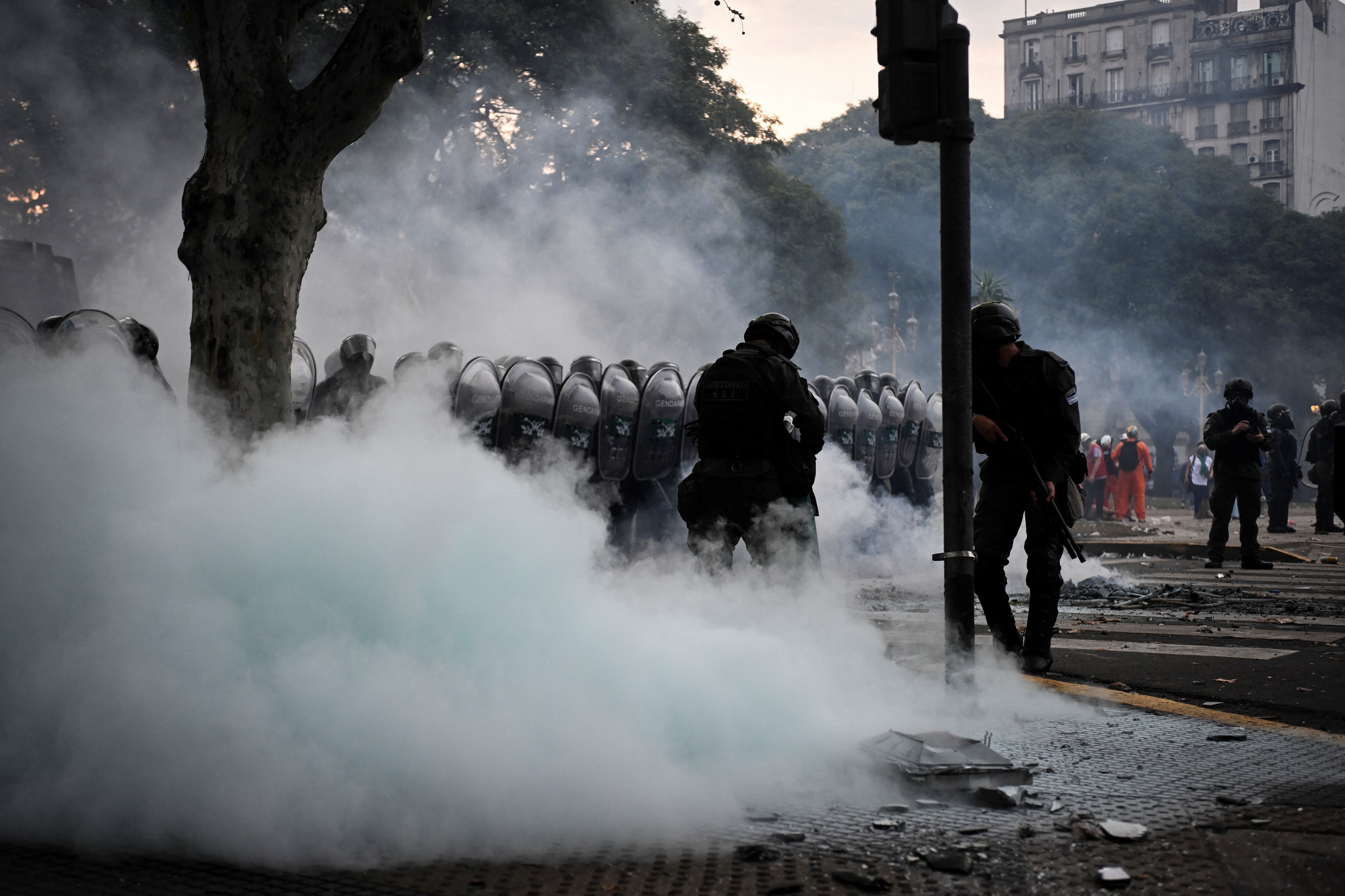 Gravísimos incidentes con manifestantes en la zona del Congreso.. REUTERS/Mariana Nedelcu