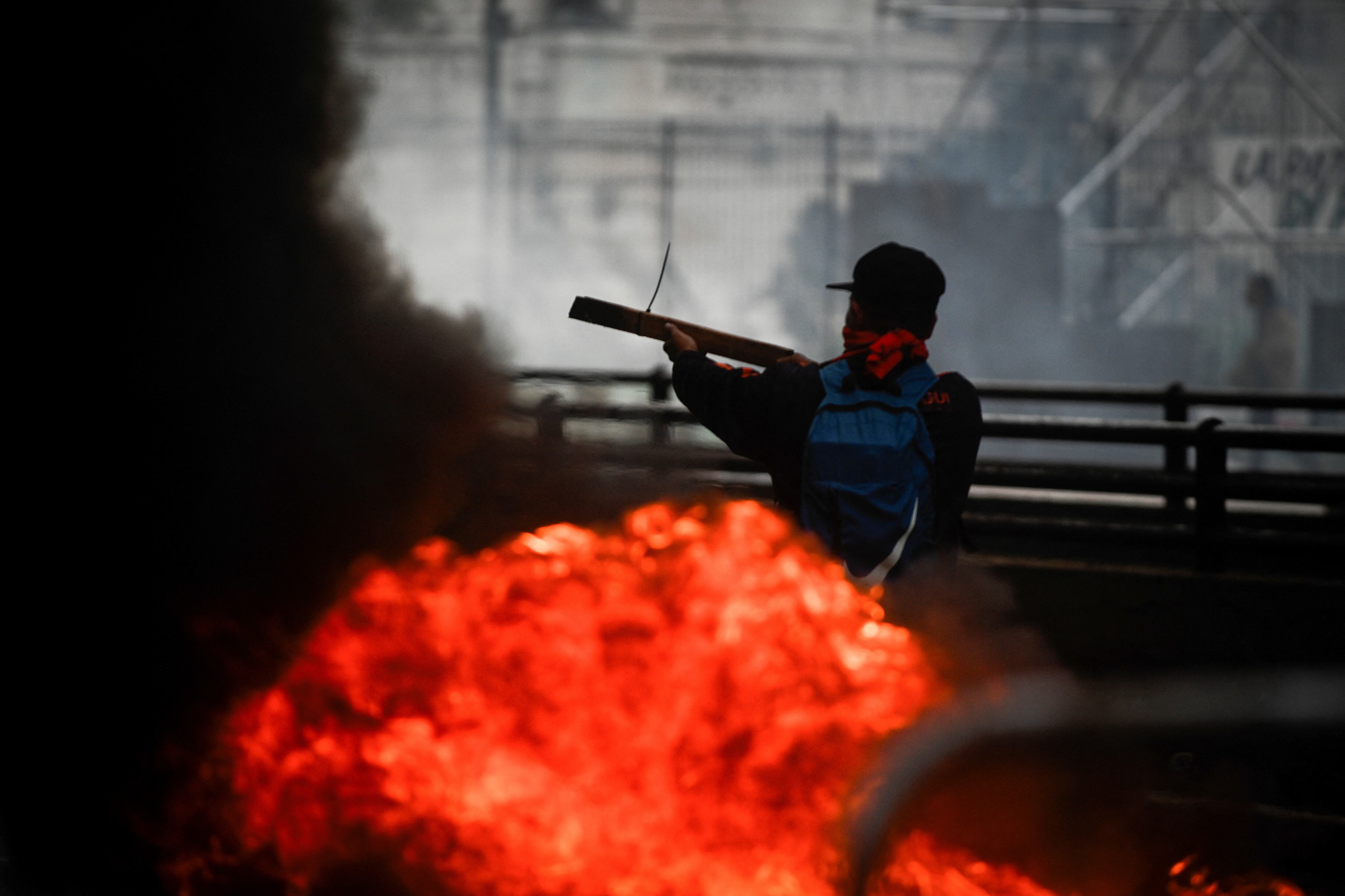 Gravísimos incidentes con manifestantes en la zona del Congreso.. REUTERS/Mariana Nedelcu