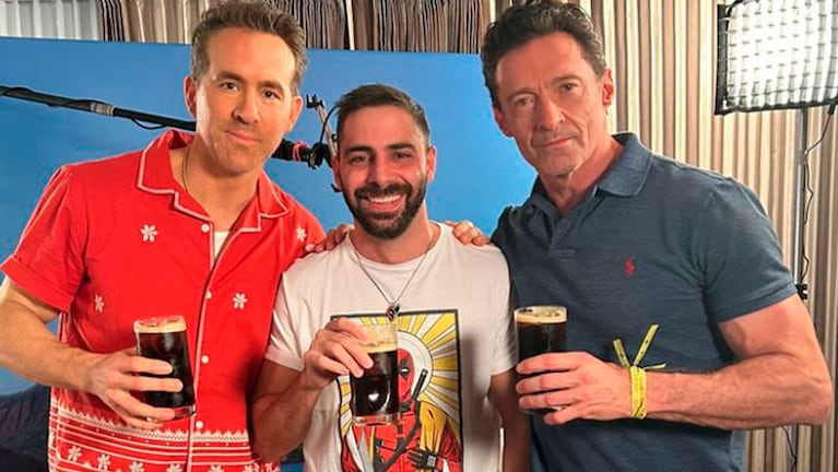 Gregorio Rossello con los actores Hugh Jackman y Ryan Reynolds.