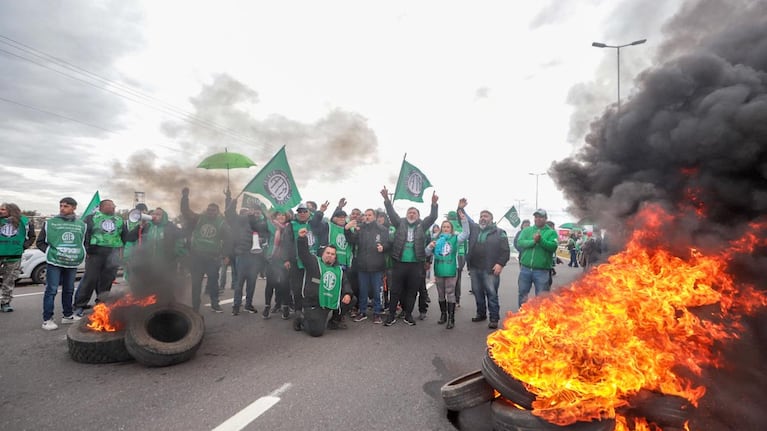 Gremialistas bloquearon la ruta frente al Aeropuerto y fueron desalojados por Gendarmería