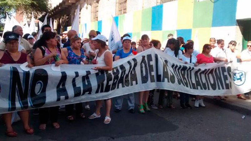 Gremios estatales marchan por el centro de la ciudad. 