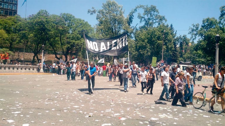 Gremios marcharon en contra del ente autárquico. Foto: Karina Vallori