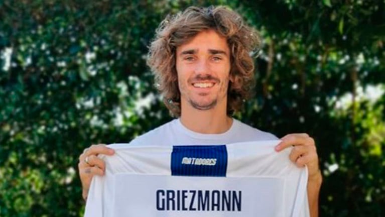 Griezmann, una de las máximas figuras del fútbol mundial, con la casaca de la T.