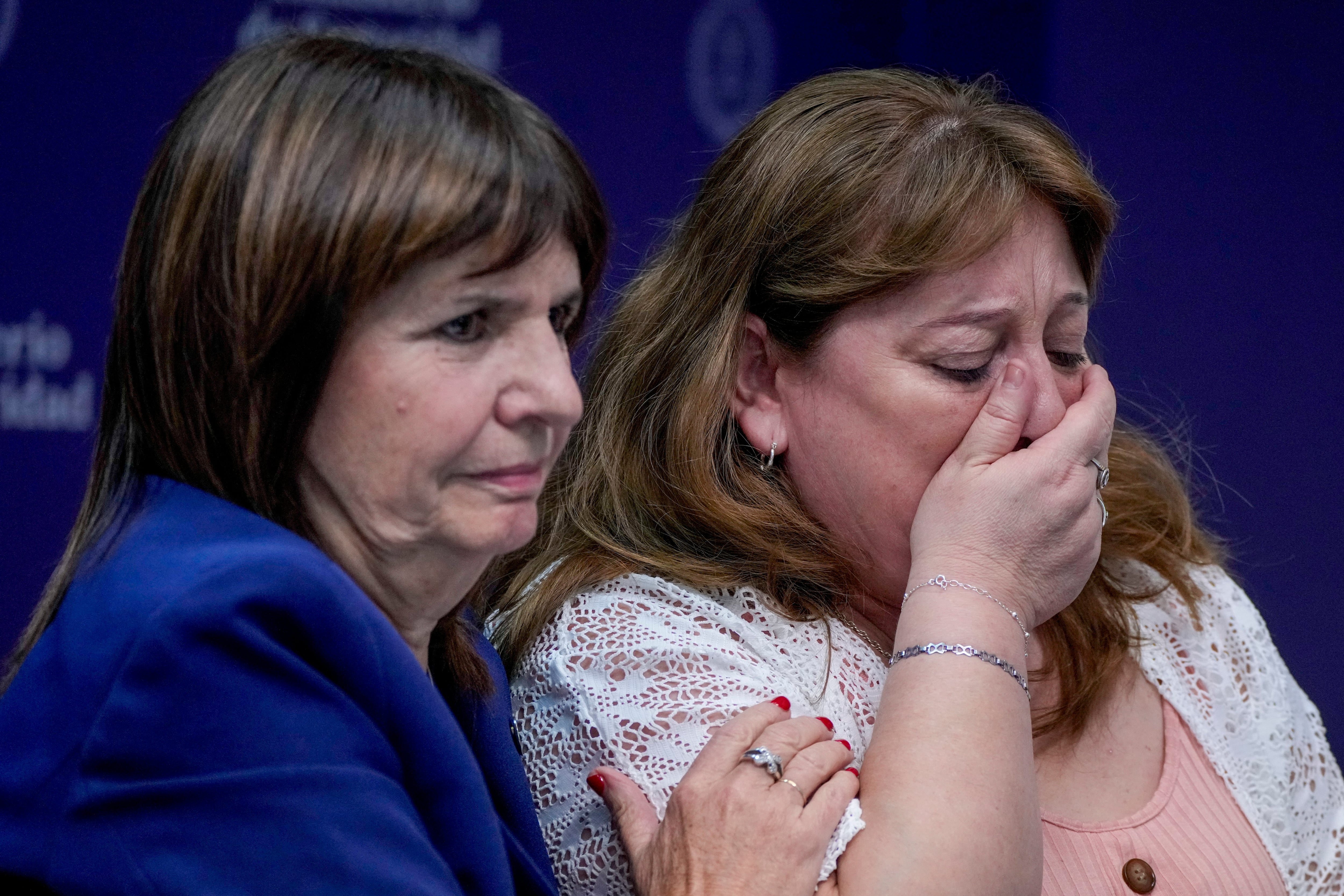 Griselda Heredia (derecha), madre de Nahuel Gallo, un soldado argentino arrestado a principios de este mes en Venezuela, y la ministra de Seguridad argentina dan una conferencia de prensa en Buenos Aires, Argentina, el viernes 27 de diciembre de 2024. (Foto AP/Natacha Pisarenko)