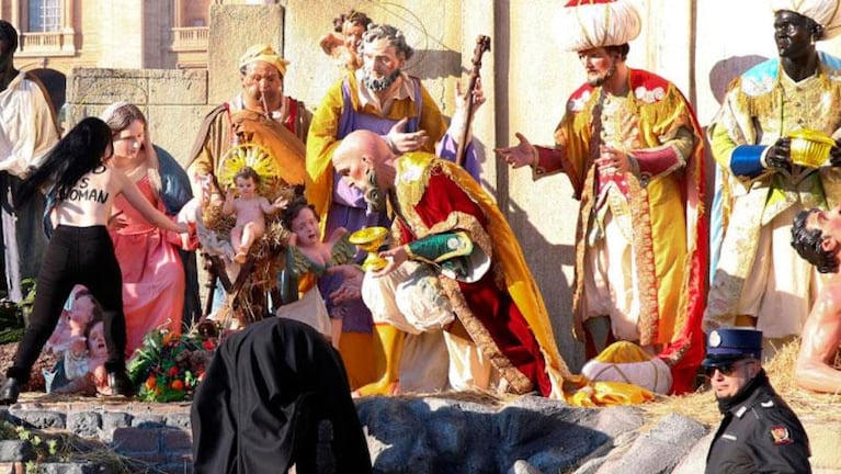 Gritó “¡Dios es mujer!" e intentó robar el Niño Jesús del pesebre