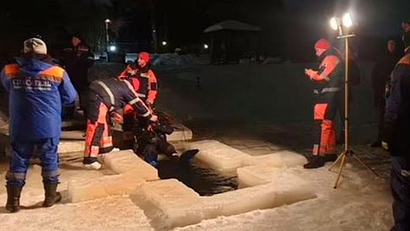 Grupos de bomberos intentaron rescatar a la mujer, pero no lo lograron.