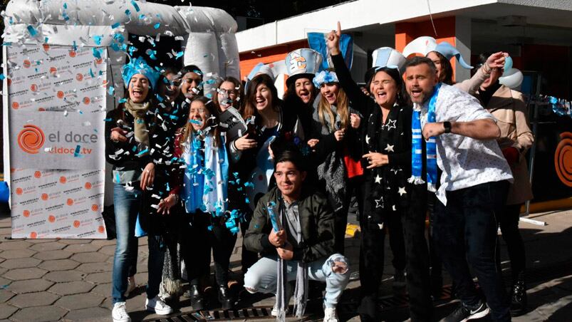 Grupos de estudiantes alentaron a la Selección y se llevaron su foto impresa. Fotos: Lucio Casalla