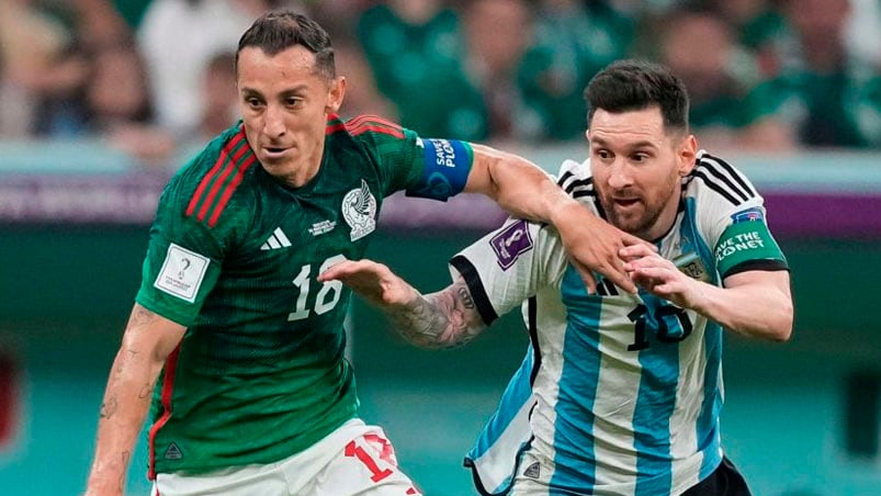 Guardado y Messi, en el partido del sábado en Lusail.