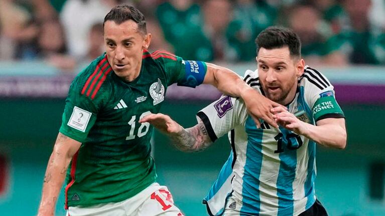 Guardado y Messi, en el partido del sábado en Lusail.