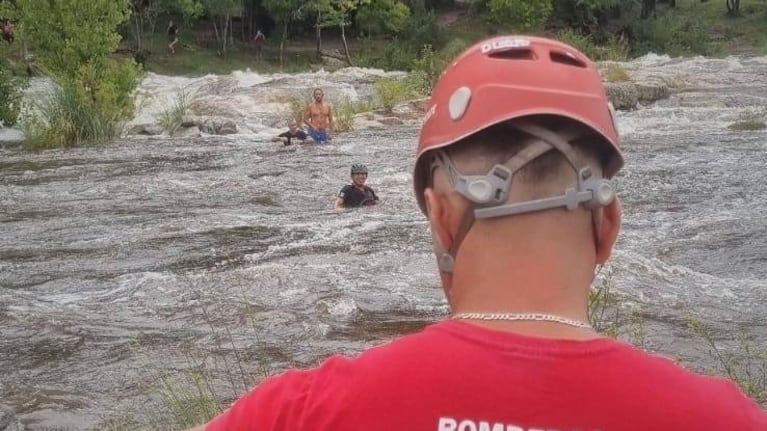 Guardavidas y bomberos rescataron a dos turistas de Buenos Aires.