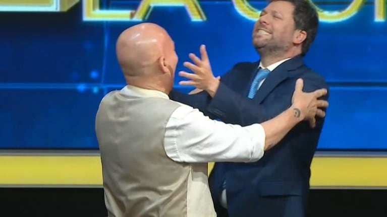 Guido Kaczka besóa un participante.
