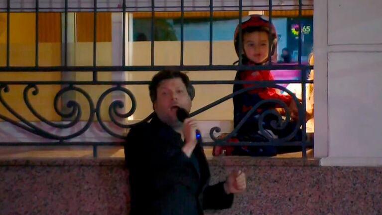 Guido Kaczka y un tierno intercambio con su pequeño vecino.