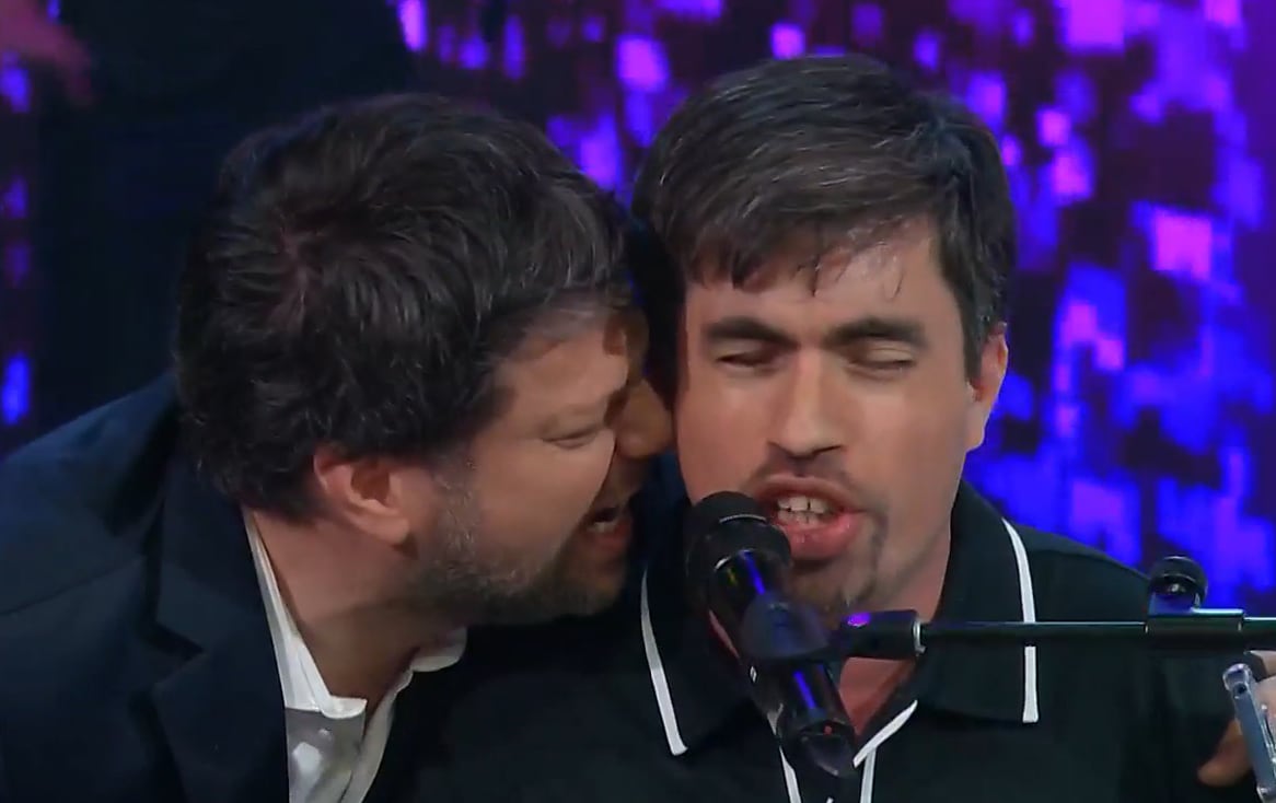 Guido y Julián cantaron juntos en Buenas noches familia. (Imagen: Captura El Doce).