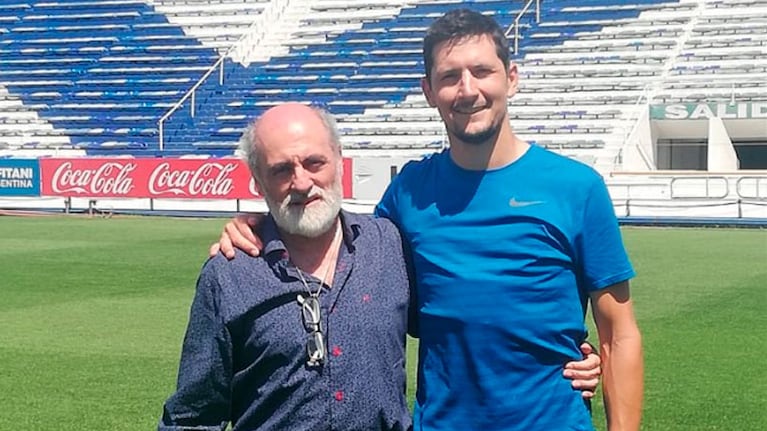 Guillermo Burdisso, junto a uno de los médicos que lo ayudó en su recuperación.