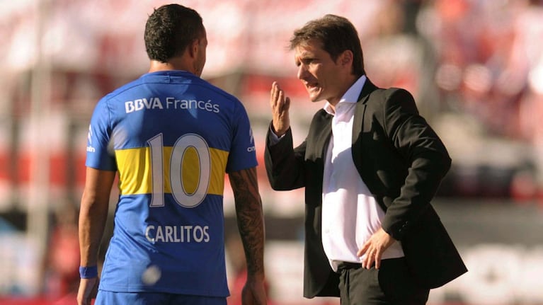 Guillermo habla con Tevez. 