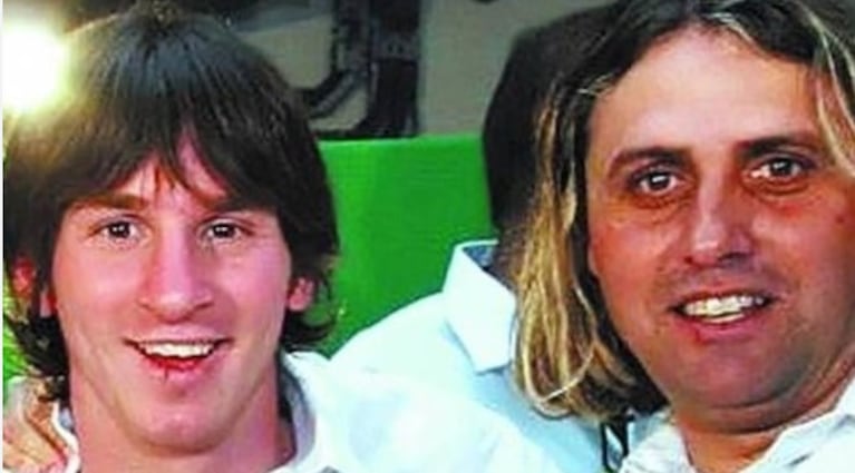 Guillermo Hoyos con Messi en Barcelona.