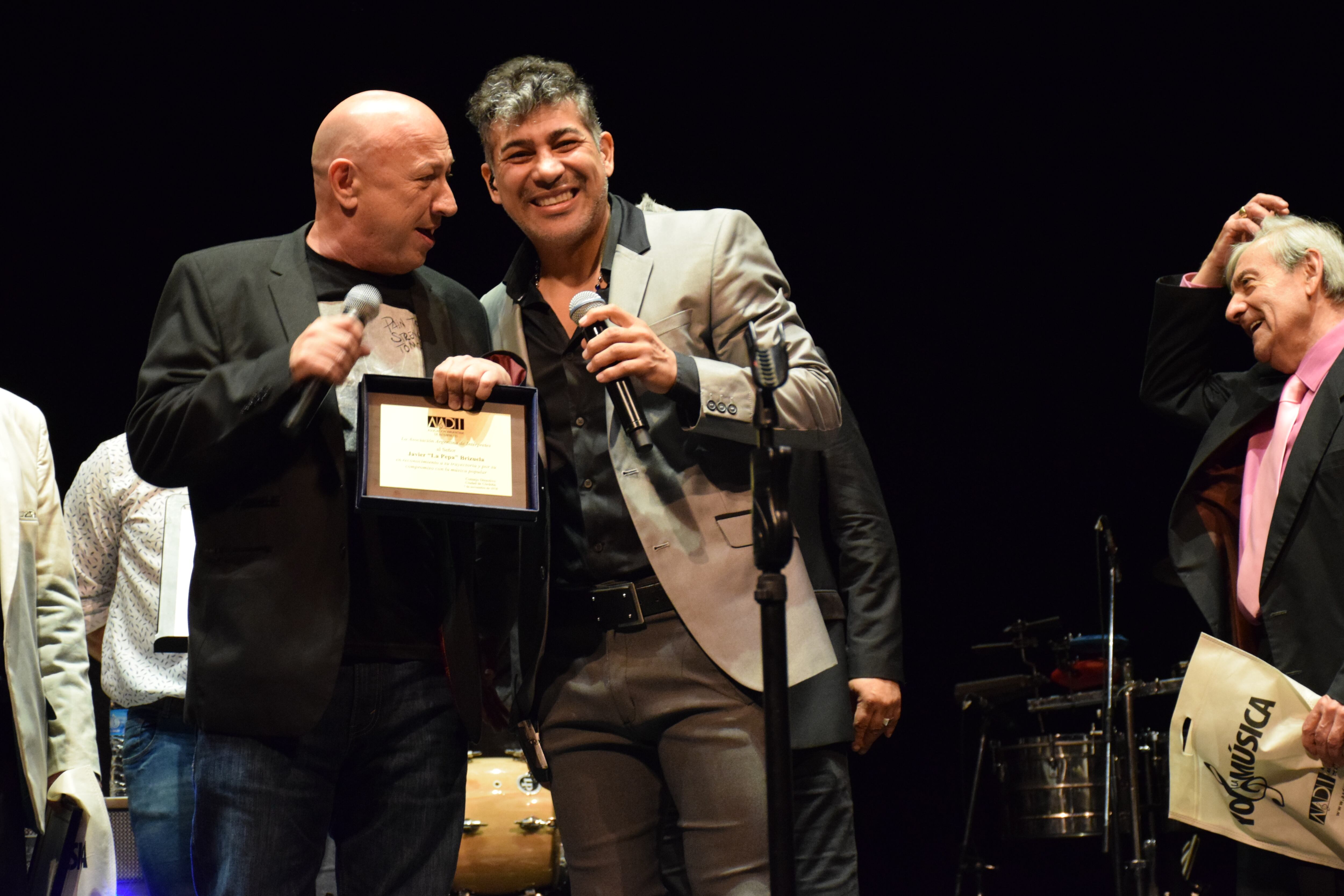 Guillermo Novelli de La Mosca le entregó el premio a la Pepa. Después cantaron un tema juntos. Foto: Dahy Terradas.