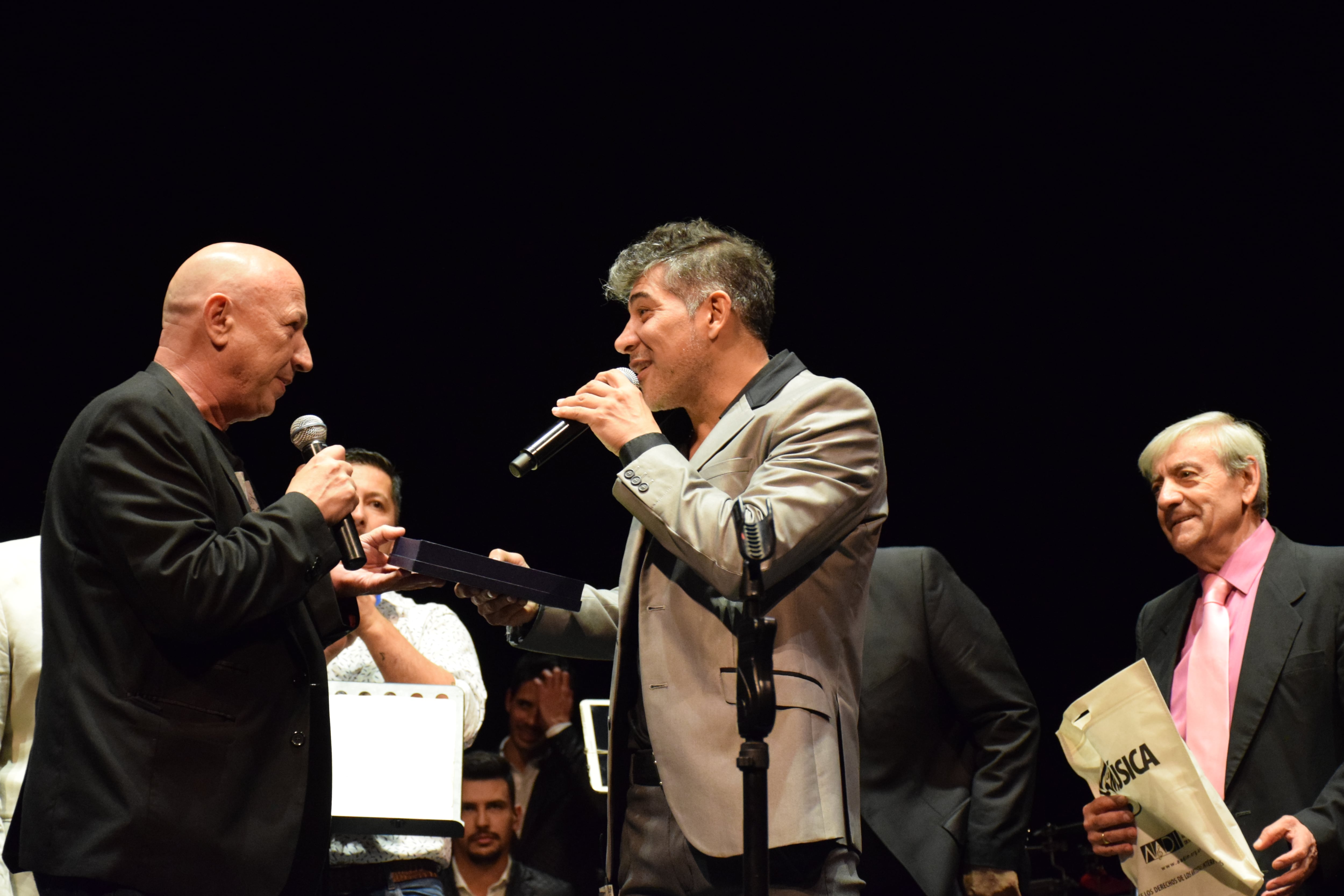 Guillermo Novelli de La Mosca le entregó el premio a la Pepa. Después cantaron un tema juntos. Foto: Dahy Terradas.