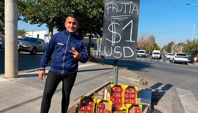 Guillermo también vende cerezas y cubanitos.