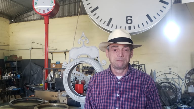 Guillermo y su hijo reparan y fabrican relojes monumentales