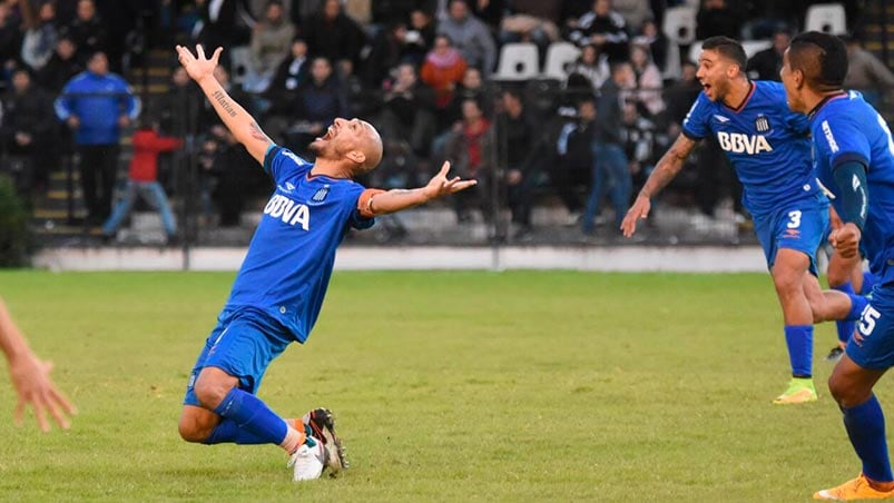 Guiñazú agradece al cielo luego de clavar la pelota en el ángulo.