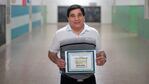 Gustavo Ballas, con su diploma en la mano. Foto: La Nación. 