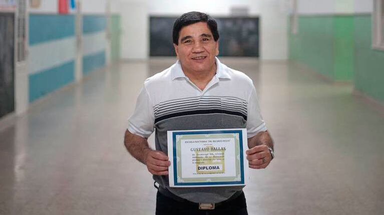 Gustavo Ballas, con su diploma en la mano. Foto: La Nación.