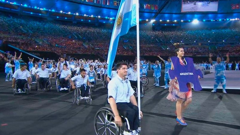 Gustavo Fernández llevó la bandera en la apertura de Río 2016.