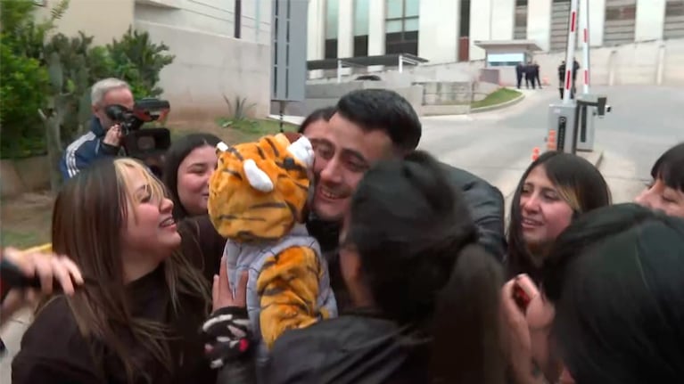 Gustavo Herrera con su familia tras recuperar la libertad.