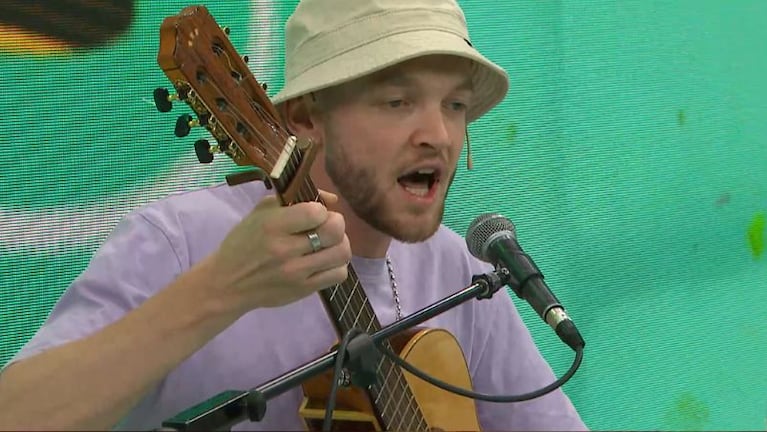 Guz sorprendió a todos con sus versiones de cuarteto en francés y ya es viral.