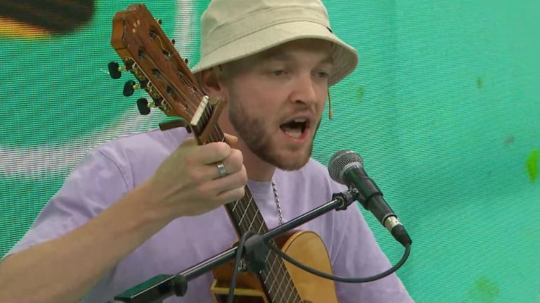 Guz sorprendió a todos con sus versiones de cuarteto en francés y ya es viral.