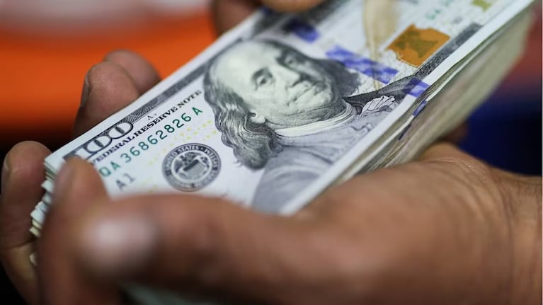 Habilitan las cuentas sueldo en dólares: cómo funcionarán y qué cambia para los trabajadores