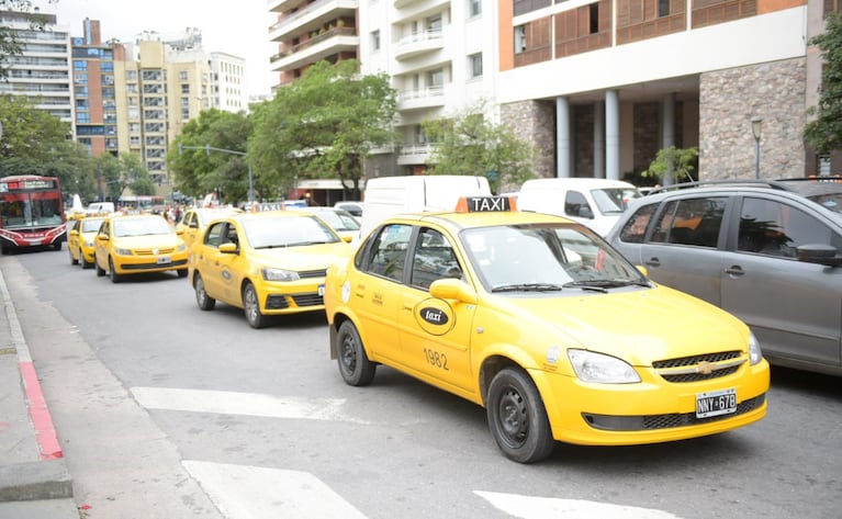 Habrá más taxis y remises en Córdoba.