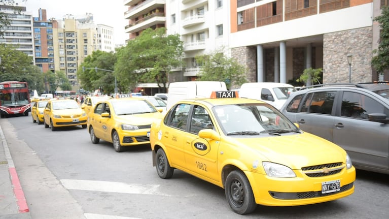 Habrá más taxis y remises en Córdoba.