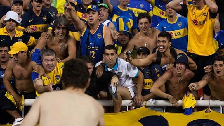 Hace poco, en Brasil, los jugadores les habían regalado camisetas a los barras.
