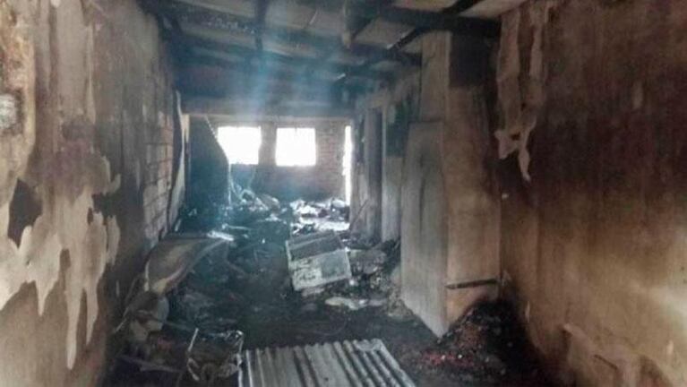 Hacía el asado para Navidad en el garage y se le incendió la casa