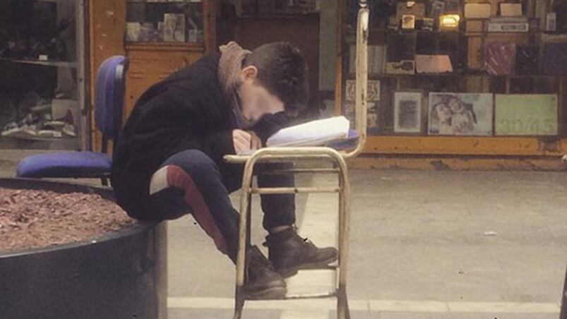 Haciendo la tarea, a la siesta, en la peatonal de Córdoba. 