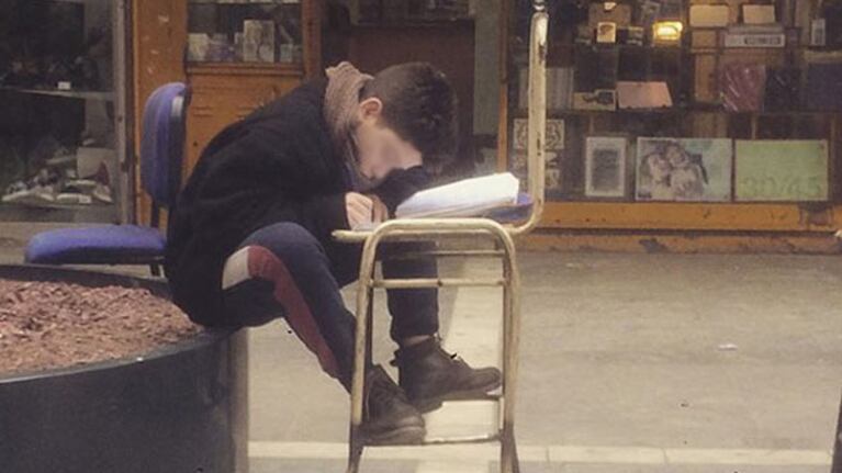 Haciendo la tarea, a la siesta, en la peatonal de Córdoba.