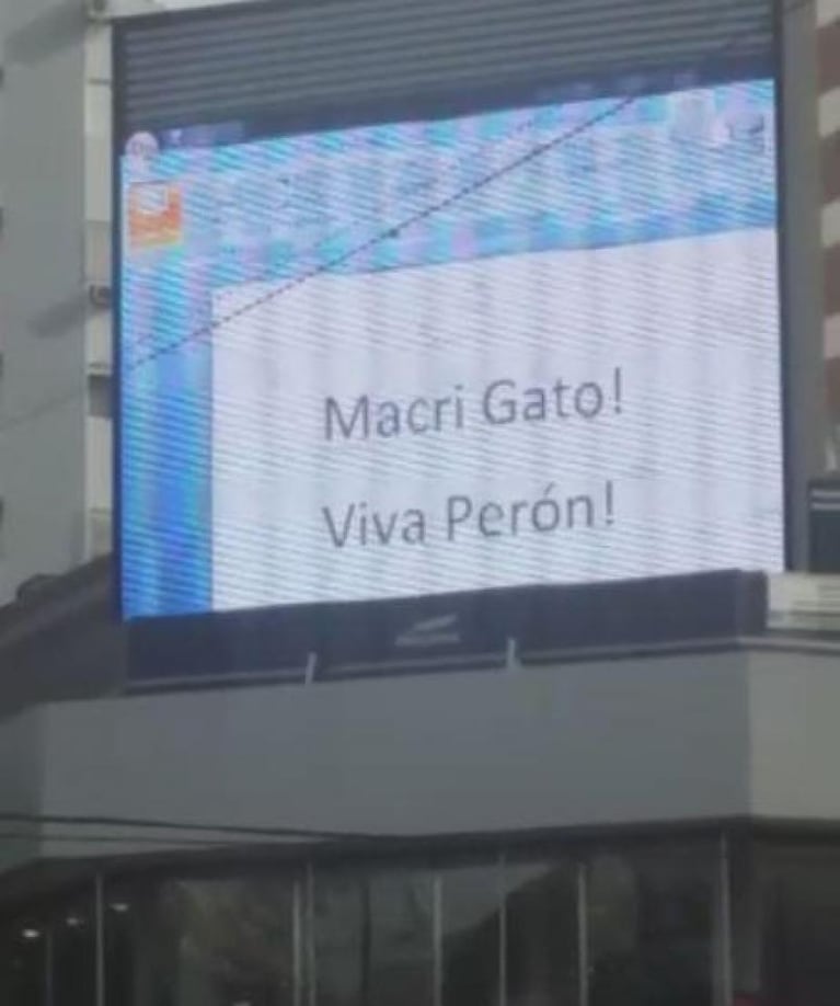 Hackearon una pantalla para insultar a Macri y pasar porno