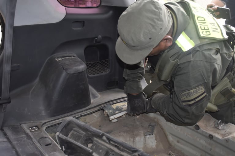 Hallaron 47 kilos de cocaína en un auto con doble fondo: así fue el operativo “Los Santos Custom”