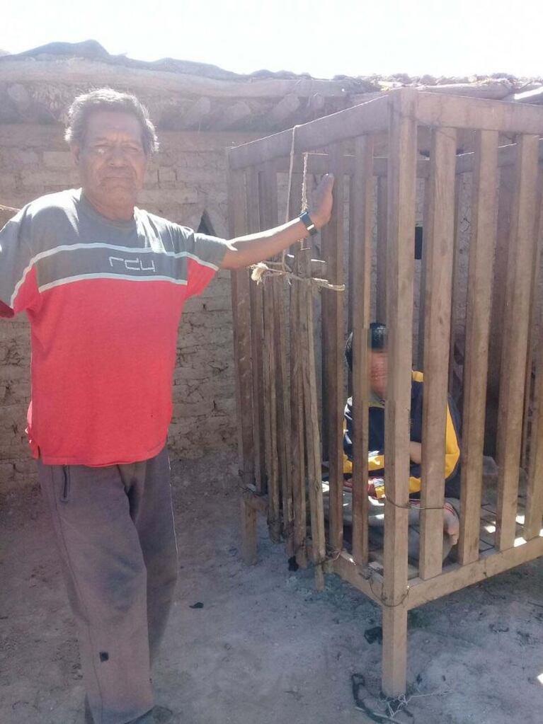 Hallaron a un niño que vive enjaulado en Salta