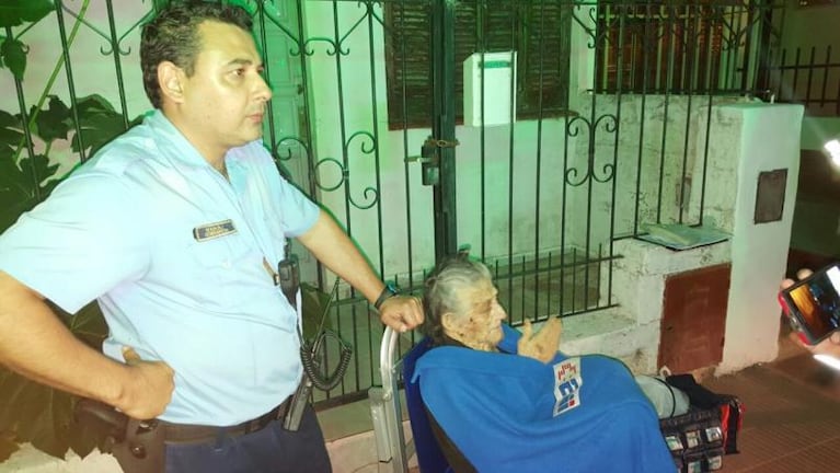 Hallaron a una anciana abandonada y desnutrida dentro de su casa