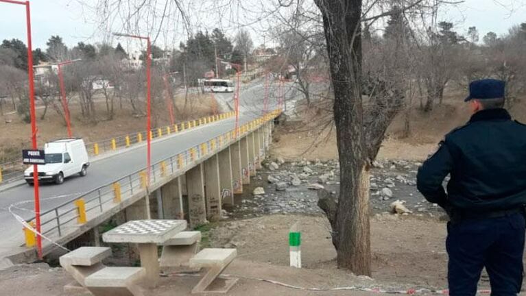 Hallaron a una mujer brutalmente golpeada debajo de un puente en Carlos Paz