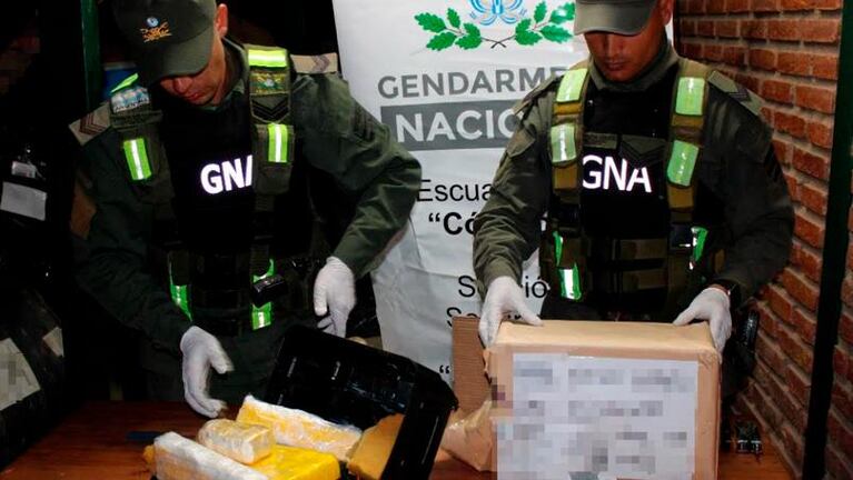 Hallaron más de 35 kilos de cocaína ocultos en parlantes, un anafe y frazadas