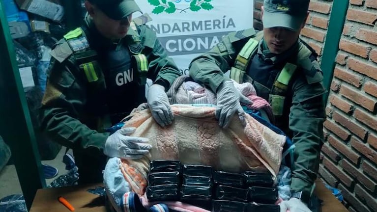 Hallaron más de 35 kilos de cocaína ocultos en parlantes, un anafe y frazadas