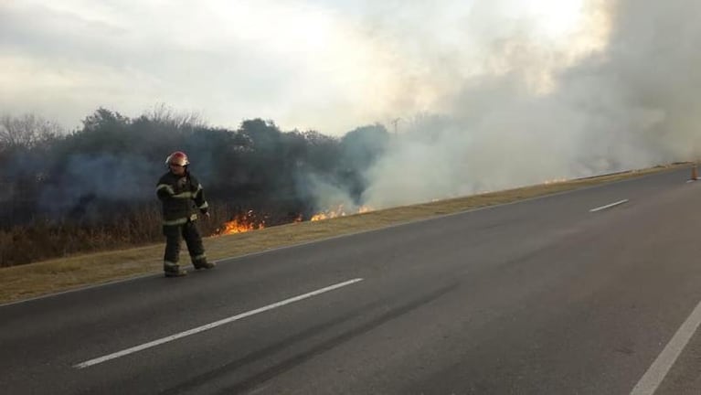 Hallaron un cadáver en una camioneta que se prendió fuego